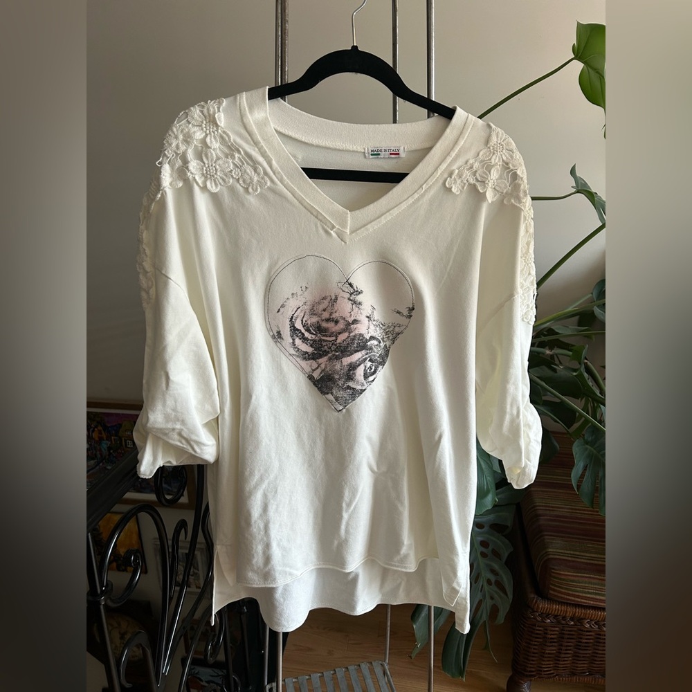 Made In Italy - Gorgeous White Heart Print Women's Top